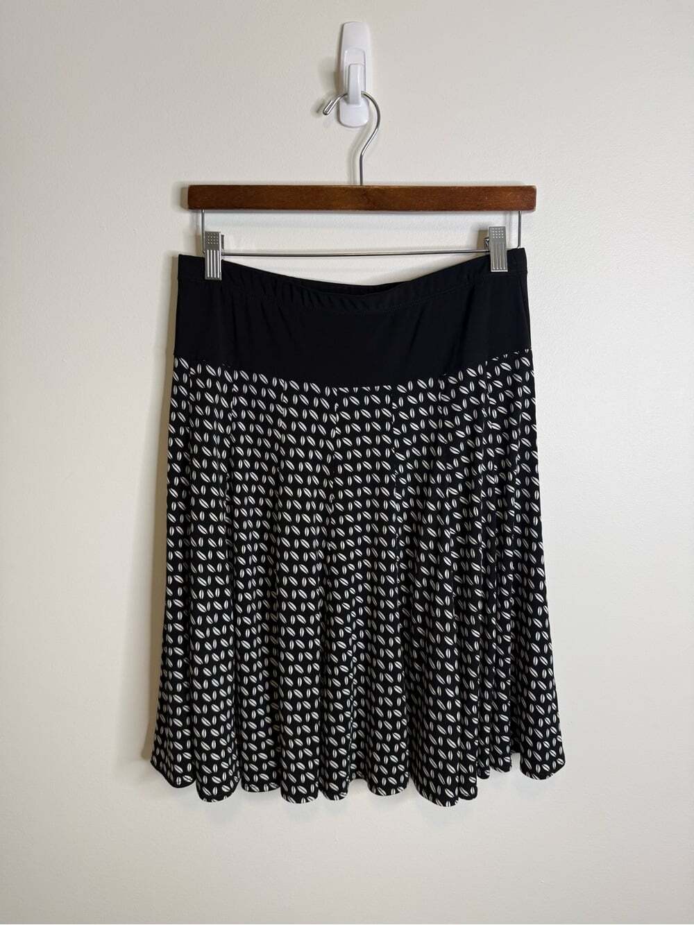 Frank Lyman Design Black and White Leaf-Print Midi Skirt size 10